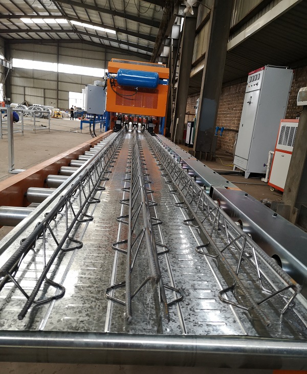 鋼筋桁架樓承板生產中